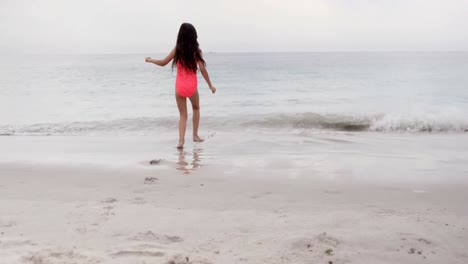 바다에서 달리는 작은 소녀