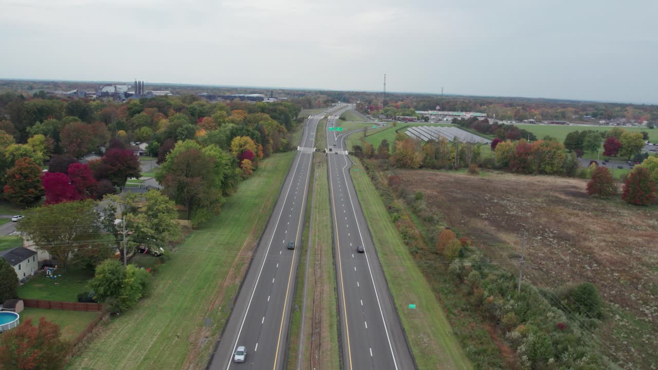 vista de drones de la gran autopista durante la temporada de otoño
