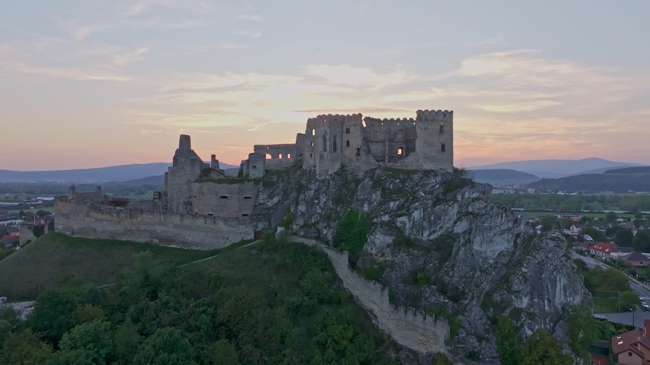 Ripresa aerea del Castello di Beckov che domina valli infinite