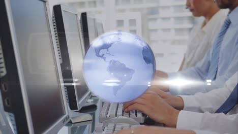 animación del globo sobre personas de negocios que usan auriculares