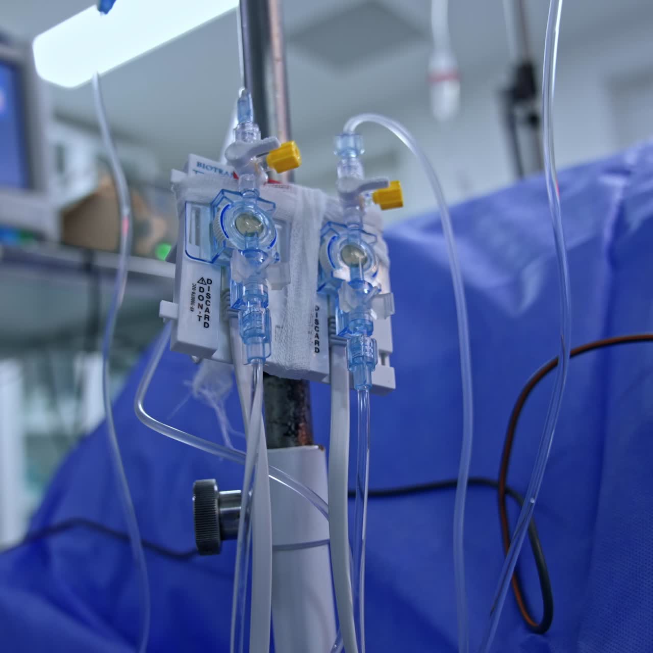 Contatore di gocce in sala operatoria. Moderne attrezzature necessarie durante le procedure neurochirurgiche. Sfondo sfocato