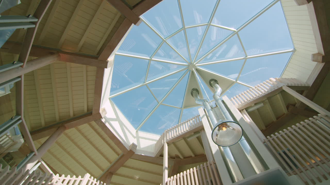 나무 인테리어 디자인과 큰 천문으로 고급스러운 집의 위쪽으로 회전하는