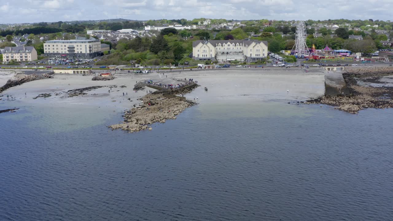 drone empujó hacia la playa de las damas y los terrenos de la feria costera de galway