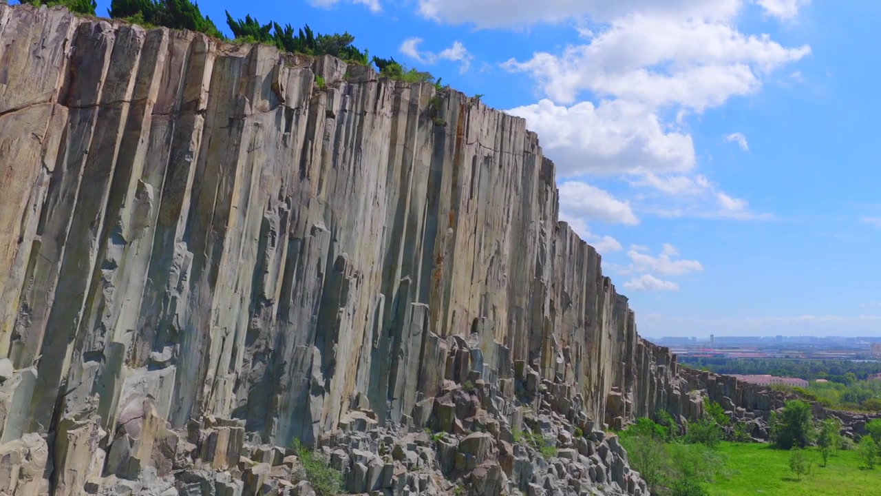 Pemandangan udara formasi batuan sambungan kolom basal di Hutan Batu Mashan, Qingdao. Batuan sambungan kolom spektakuler yang terbentuk oleh aktivitas vulkanik purba, Shandong, Tiongkok