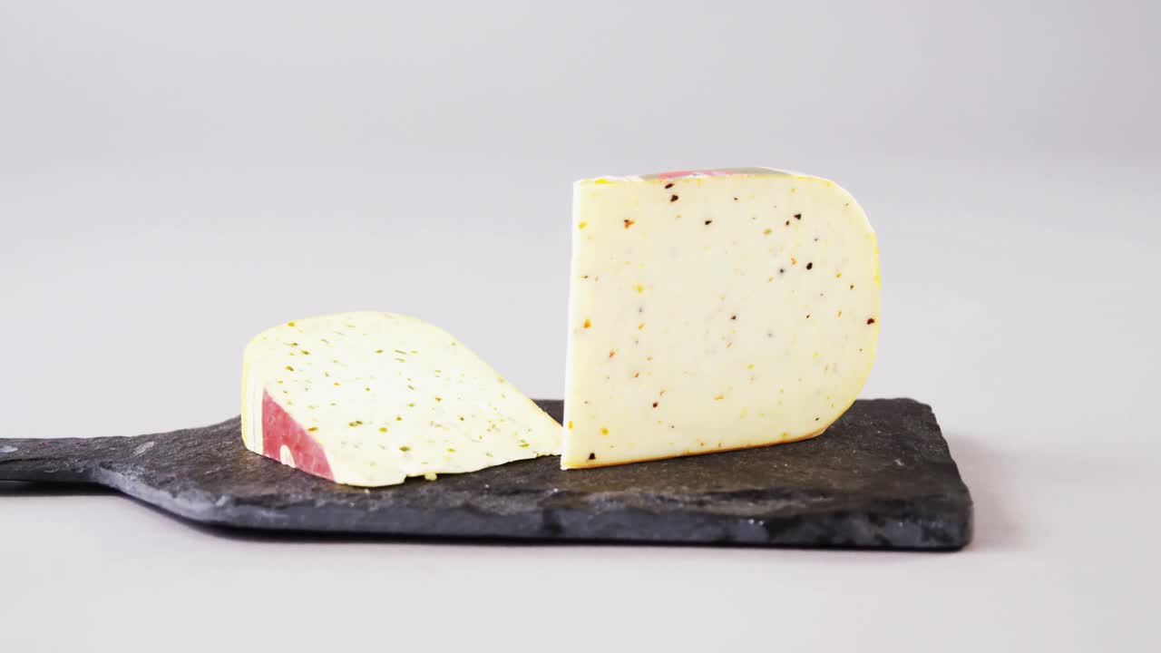 queso en rodajas en bandeja