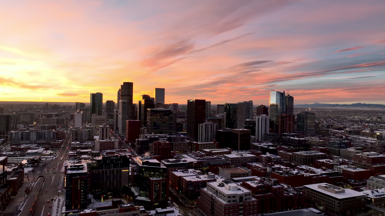 el horizonte de la ciudad de denver en el amanecer de la mañana video aéreo de drones moviéndose de izquierda a derecha con una ligera guiñada