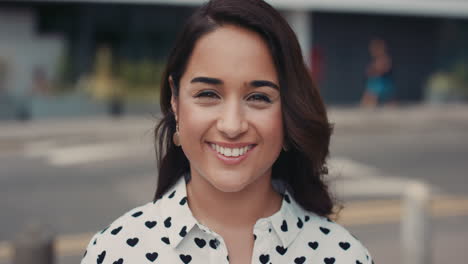 Retrato-En-Cámara-Lenta-De-Una-Hermosa-Mujer-India-Sonriendo