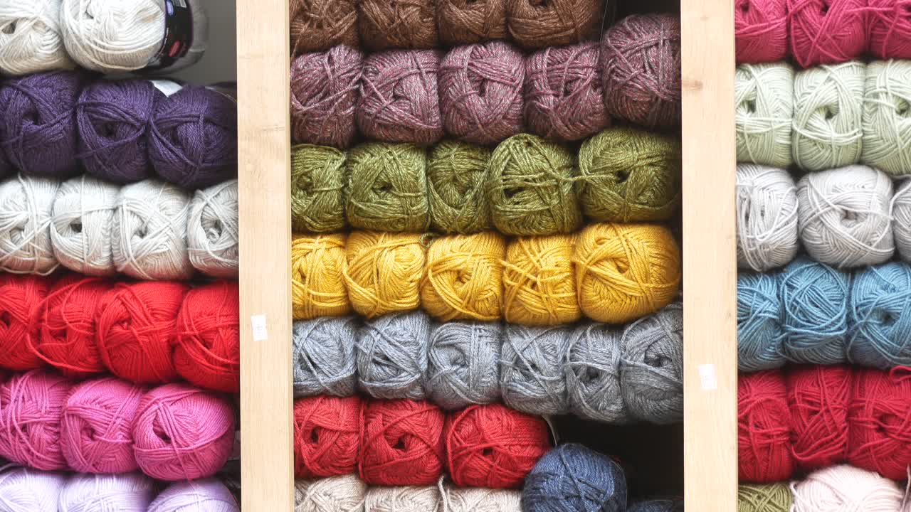 bolas de hilo de colores en los estantes