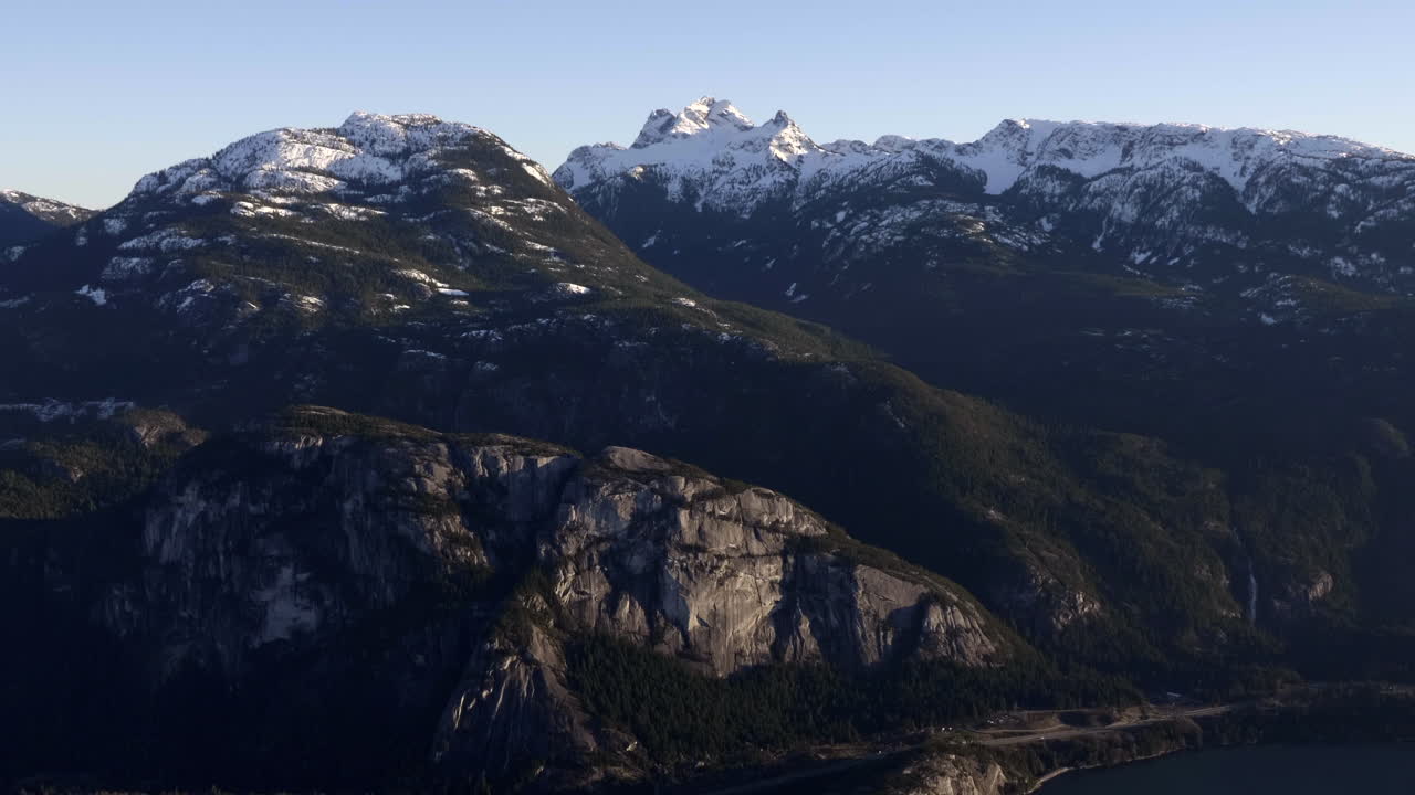 la montaña principal, squamish, antes de cristo, canadá, toma aérea
