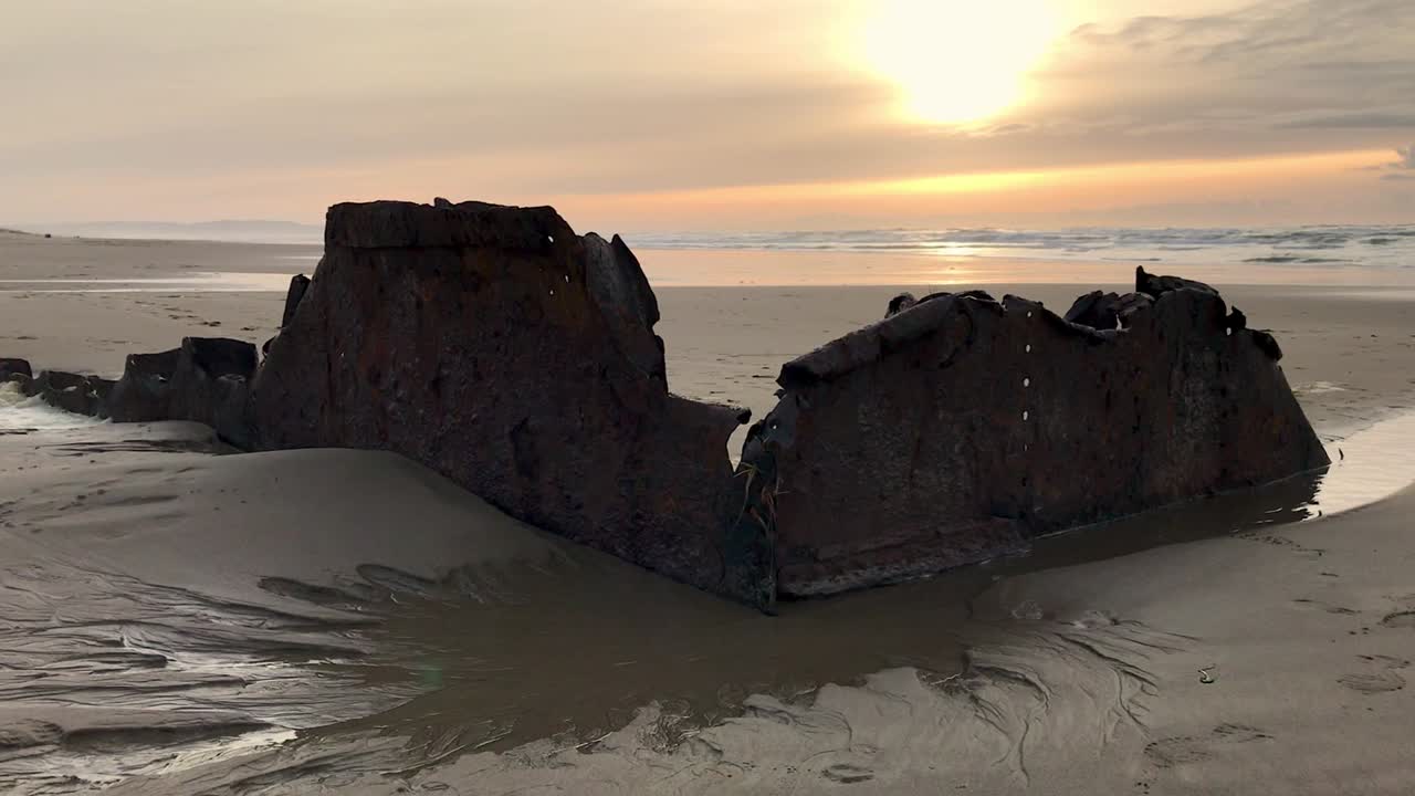 un pedazo del naufragio de sujameco expuesto durante la marea baja en la playa de horsfall cerca de la bahía de coos, oregon