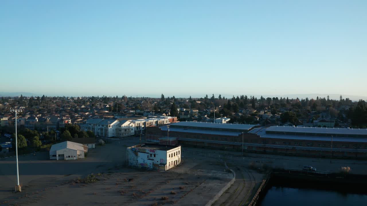 antiguo negocio que ha cerrado y está listo para nuevas renovaciones y construcciones