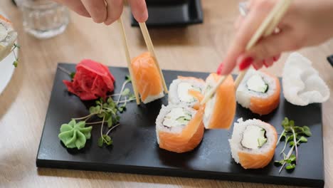 comiendo sushi en un restaurante