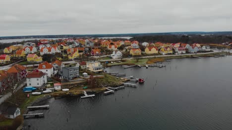 vista aérea de casas pintorescas en la isla paradisíaca sueca salto en karlskrona, suecia-7