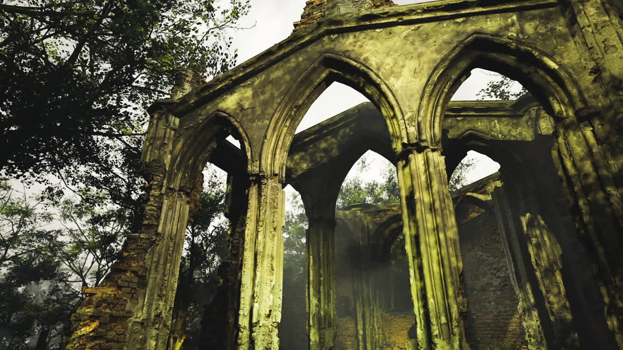 Antiche rovine avvolte in una vegetazione verde al tramonto che rivelano l'abbraccio della natura.