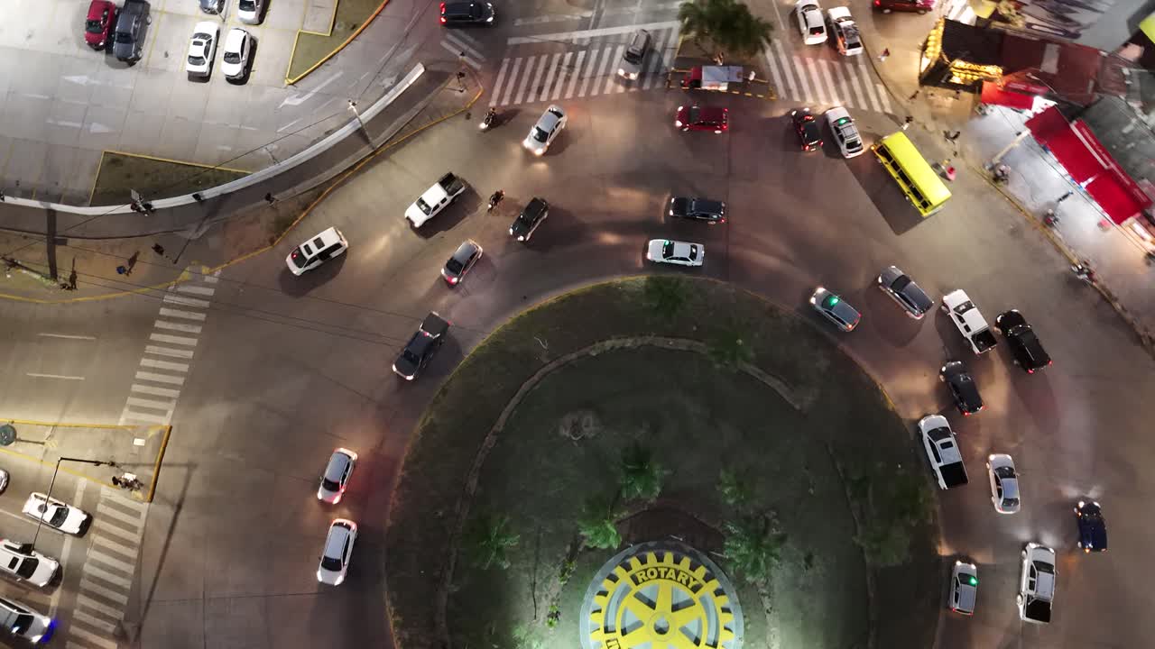 "una aventura urbana aérea en las calles de la ciudad