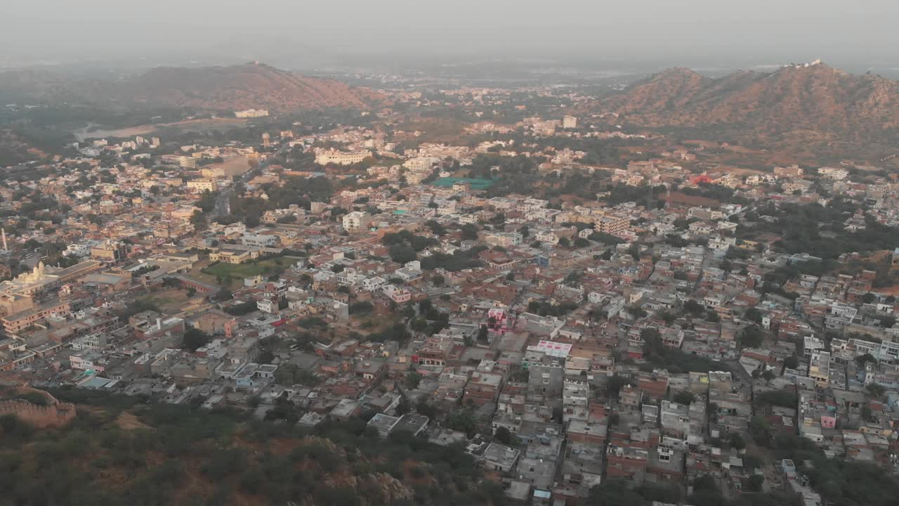 vista aérea de una ciudad de la india al atardecer