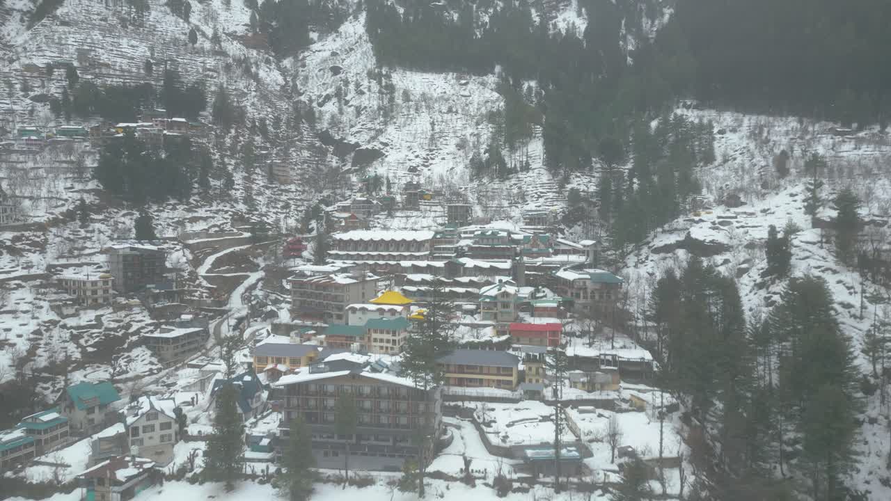 Widok z lotu ptaka na miasto Manali po opadach śniegu.