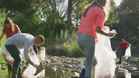 adultos voluntarios durante el día de limpieza del río