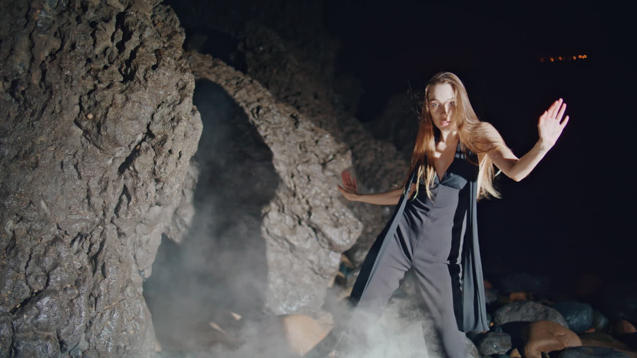 매력적인 여자가 밤 파티에서 연기를 춤추고, 댄서 소녀가 혼자 연기에 파티를 하고