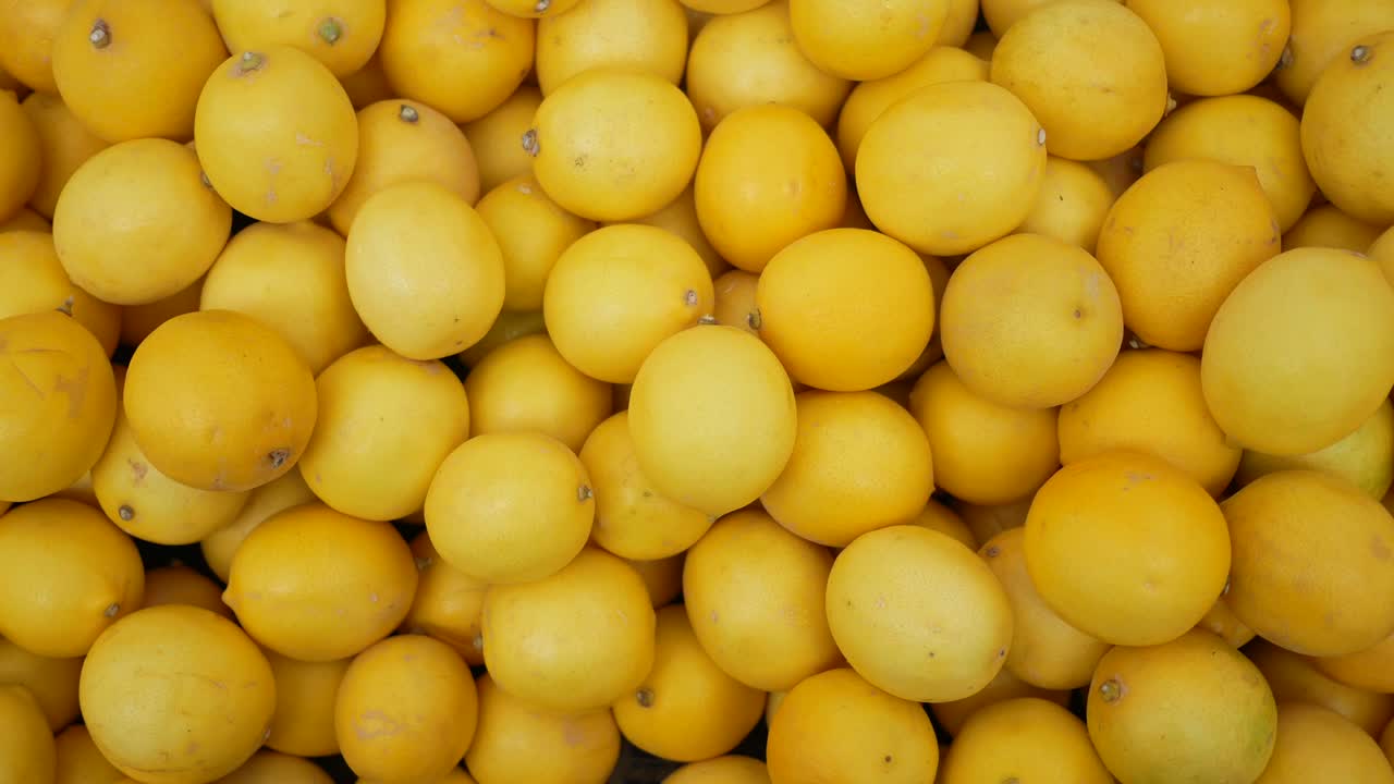 A close-up of a pile of lemons