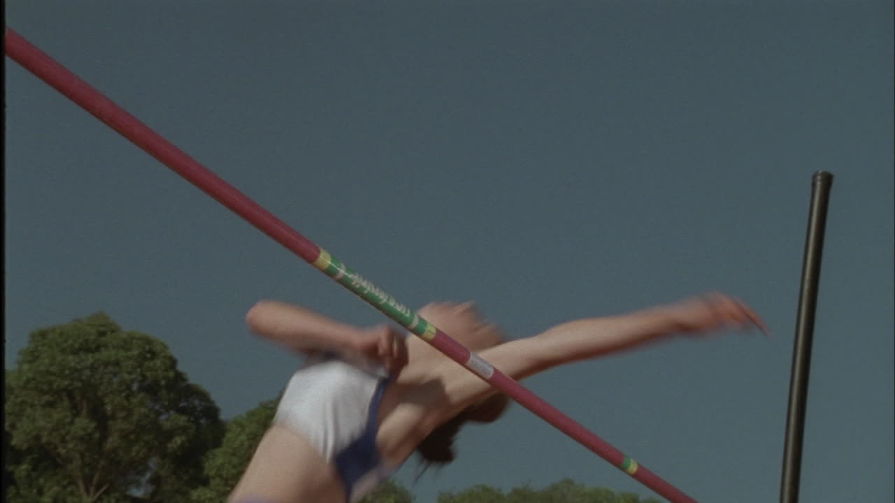 여자가 바 위로 높이 뛰다