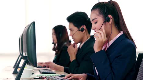 personas de negocios que usan auriculares trabajando en la oficina