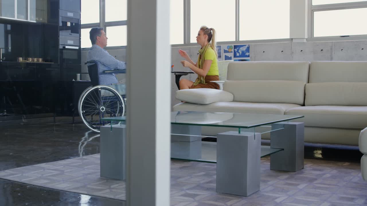 vista lateral de un hombre y una mujer ejecutivos caucásicos interactuando entre sí en la oficina 4k