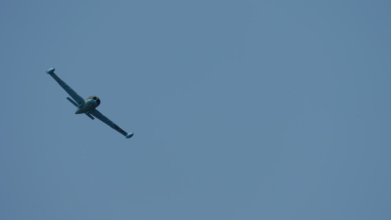 самолет в небе