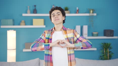niño enamorado haciendo el corazón con amor.