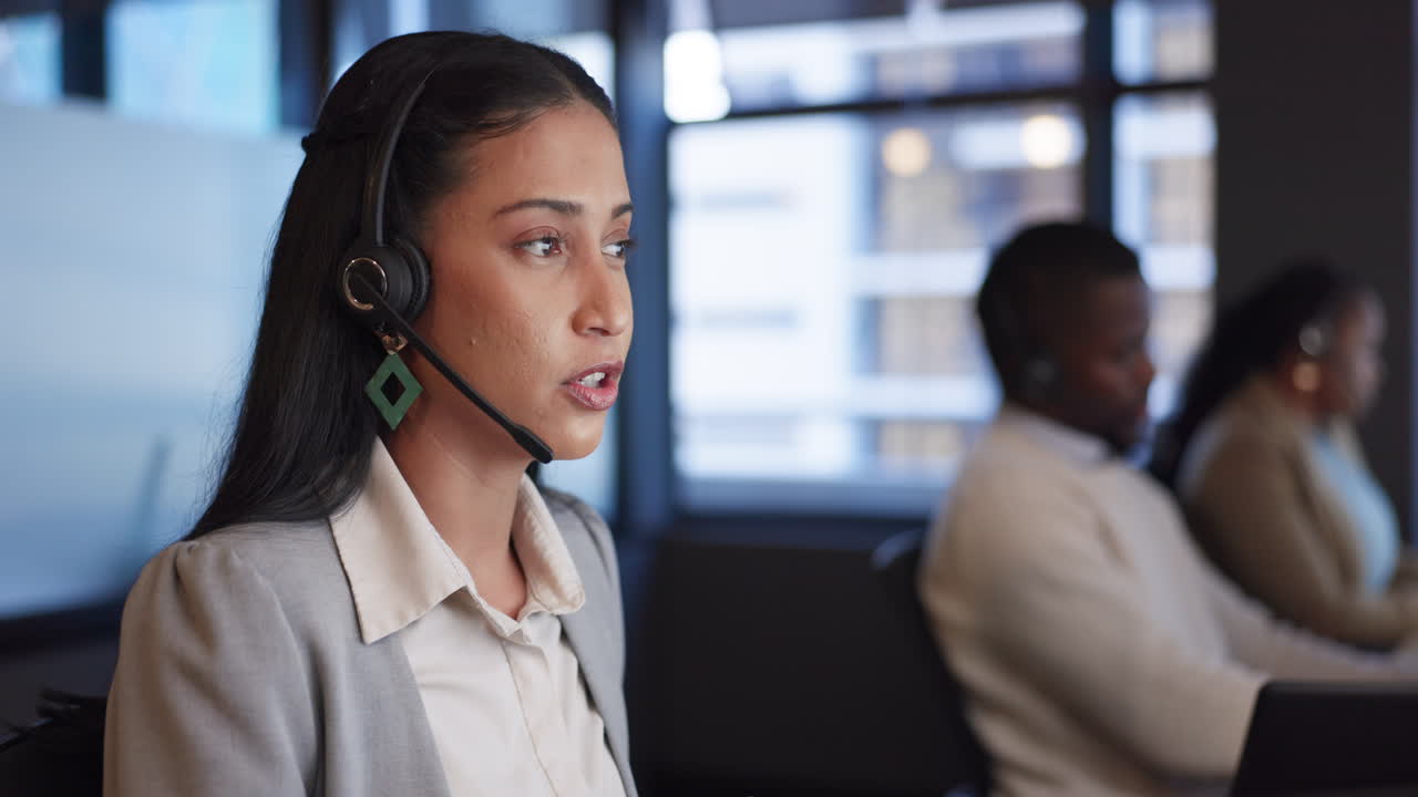 Callcenter, helpdesk en vrouw met klant