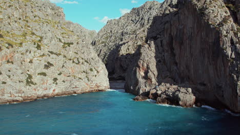 Montañas-De-Roca-Caliza-De-La-Playa-De-Sa-Calobra-Durante-El-Verano-En-La-Isla-Balear-De-Mallorca,-España