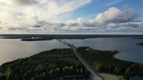 Finnland-Herbstlandschaft-Mit-Wald-Und-Brücke-über-Den-See,-Luftaufnahme