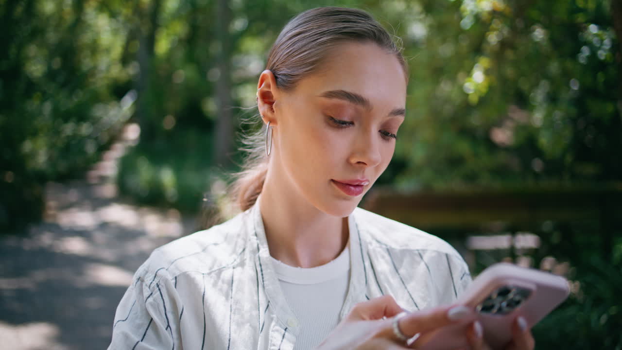 초록색 자연을 바라보는 스마트폰 여성. 온라인 구매를 선택하는 소녀