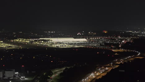 Atlanta-Georgia,-Luftaufnahme-Des-V955-Überflugs-über-College-Park,-Aufnahme-Der-Terminals-Des-Nationalen-Und-Internationalen-Flughafens-Hartsfield-Jackson-Und-Des-Autobahnverkehrs-Bei-Nacht-–-Aufgenommen-Mit-Mavic-3-Pro-Cine-–-Juni-2023