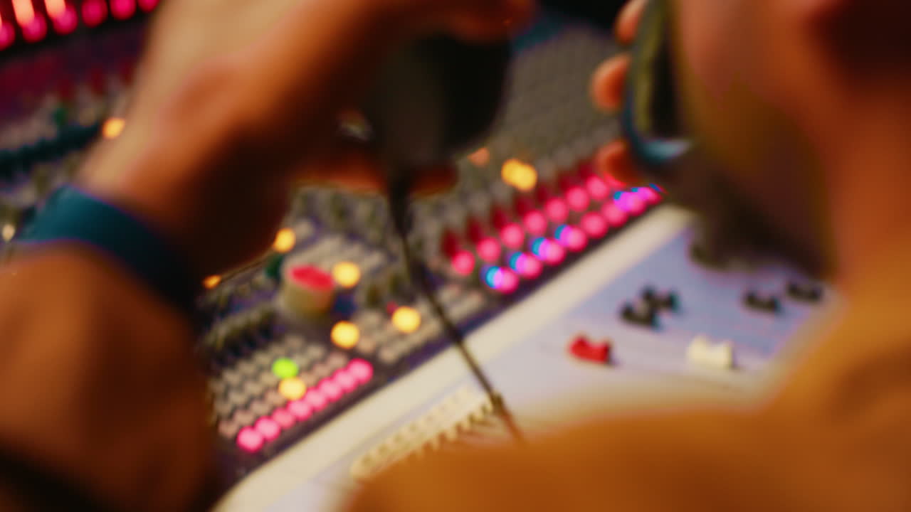 아프리카계 미국인 트래킹 엔지니어는 컨트롤 에서 소리를 처리하고 스합니다.