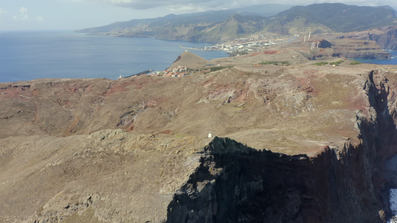 vista aérea de miradouro ponta do furado cerca de la ciudad costera en un día soleado en la isla de madeira, portugal