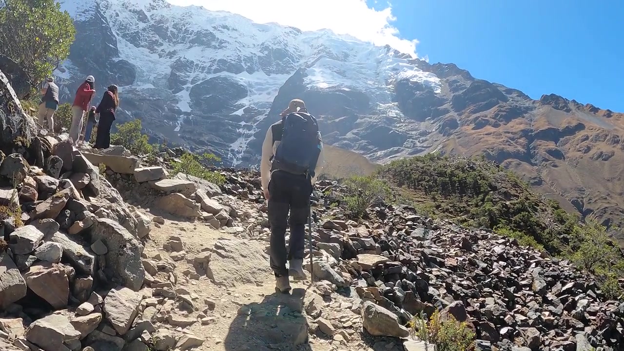 Escursionista che fa trekking sulle Ande con vista sulle montagne e sul Lago Humantay vicino a Machu Picchu, Perù.