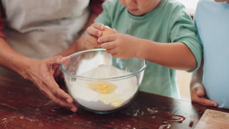hornear, aprender y mezclar ingredientes alimenticios para niños