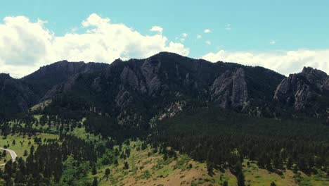 Antena-Idílica-De-Montañas-Rocosas-En-Colorado,-Estados-Unidos,-Revelando-Disparo-De-Drone