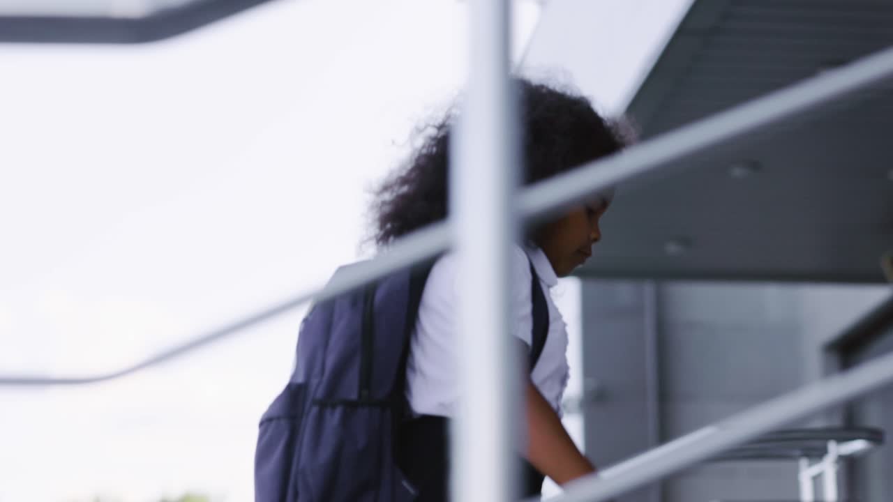 Skolepige går op ad trapper