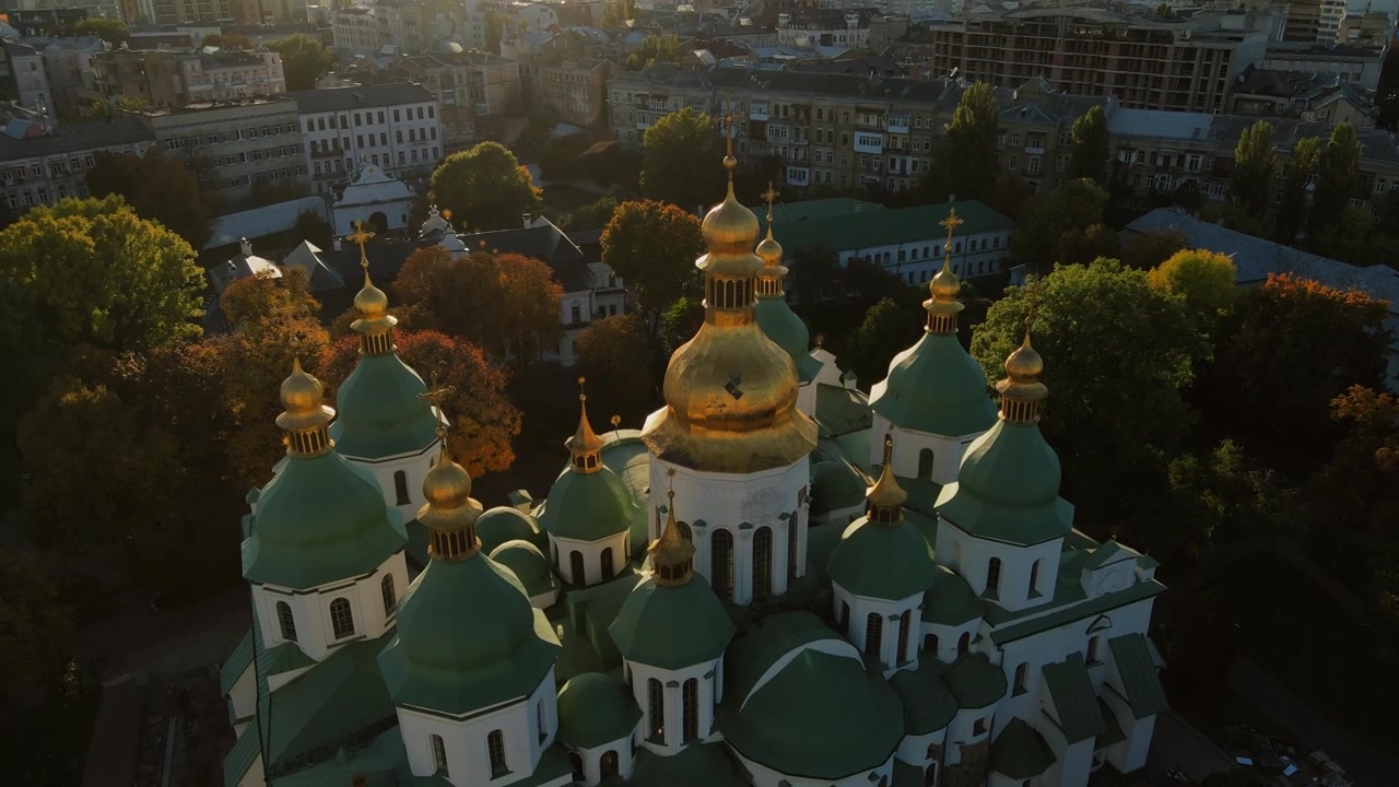 Cúpulas verdes e douradas da Catedral de Santa Sofia em Kiev, Ucrânia