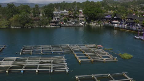 Jaulas-De-Bambú-Que-Sostienen-Una-Granja-De-Algas-Marinas-En-Un-Lago-Alrededor-Del-Monte-Batur-En-Bali,-Indonesia,-Antena