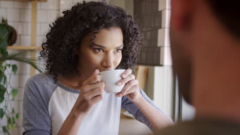 pareja se reúne para una cita en una cafetería filmada en cámara lenta