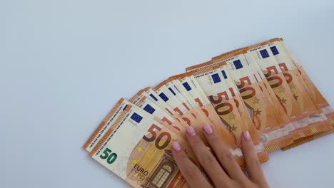 la mano de una mujer de 4k con billetes de euros.