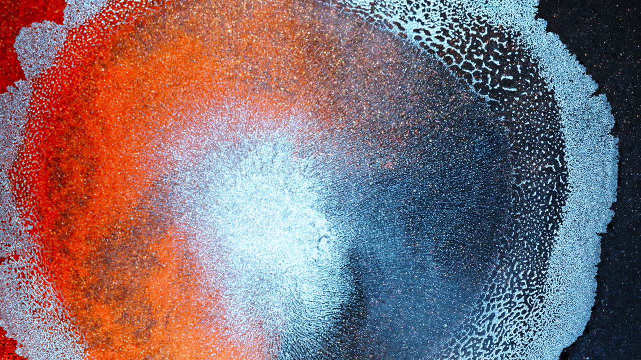 Plan macro de mélange d’encre vibrante, motif abstrait coloré tourbillonnant.