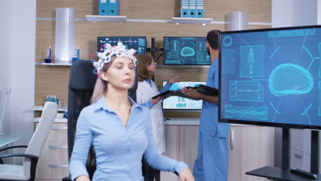 paciente femenina que se queda dormida mientras lleva un escáner de actividad cerebral