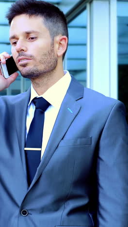 hombre de negocios hablando por teléfono móvil