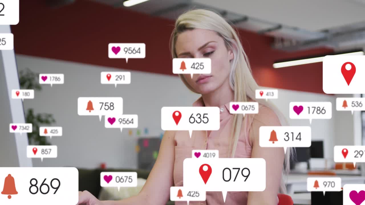 анимация уведомлений в социальных сетях обработка данных о кавказской женщине, работающей на офисном столе