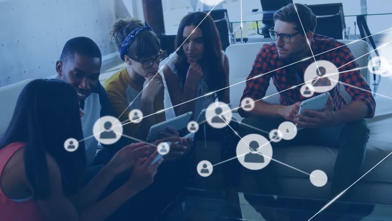 animación de la red de conexiones con iconos sobre diversas personas de negocios que usan tablets y computadoras portátiles