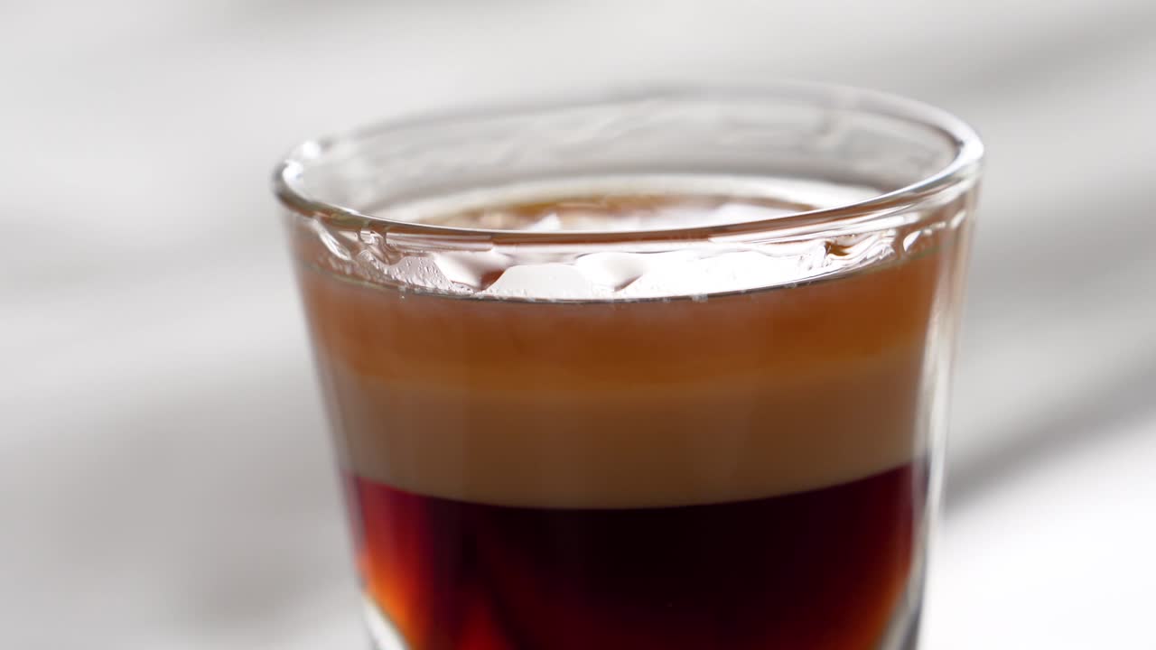 b-52 칵테일로 채워진 유리잔 클로즈업